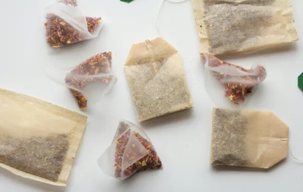 لا ترمي أكياس الشاي: 10 استخدامات هامة في التنظيف والتدبير